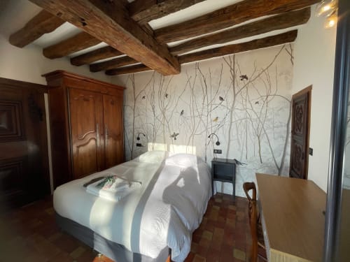 Chambre rustique au gîte Le Paradis de Lucile avec poutres apparentes, literie blanche et décoration botanique