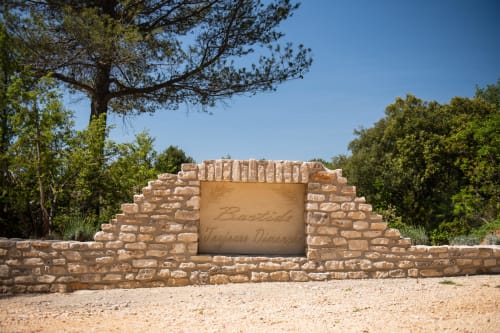 Stone entrance of Bastide Toujours Dimanche, a charming residence located in the heart of the Luberon, Provence.