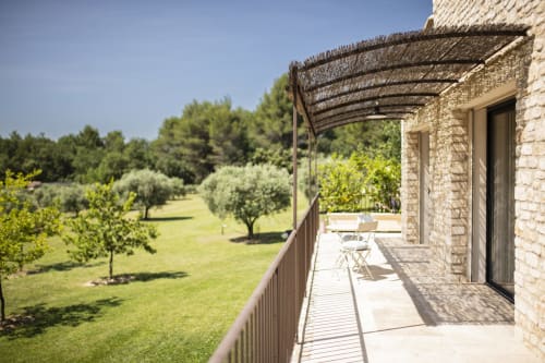 Sunny terrace in front of a dry stone house at Bastide Toujours Dimanche, Gordes, Luberon, Provence, France.