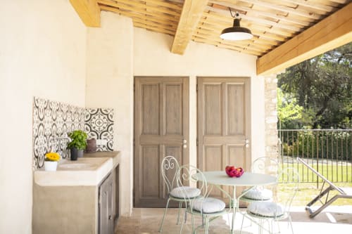 Poolside patio, summer kitchen with plancha grill at Bastide Toujours Dimanche, Gordes, Luberon, Provence, France.