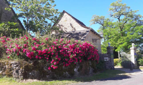 Entrée fleurie - La Source Gilhodes - Maison d'hôtes en Vallée du Lot - Aveyron