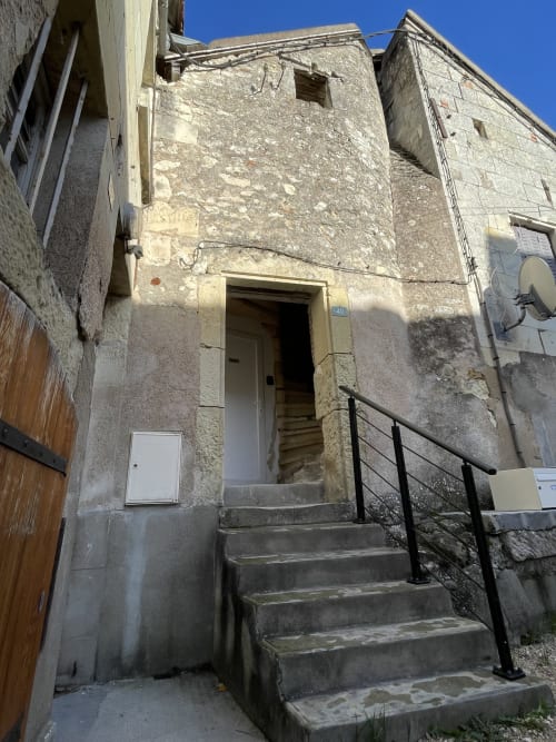 Steinerner Cottage-Eingang mit Treppe und schwarzem Geländer bei Gites des Trois Provinces, Noyers sur Cher, Frankreich