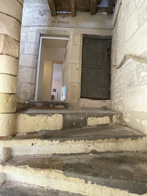 Steintreppe zum Eingang des Ferienhauses Le Cosy de Beauval in den Gites des Trois Provinces, Noyers sur Cher