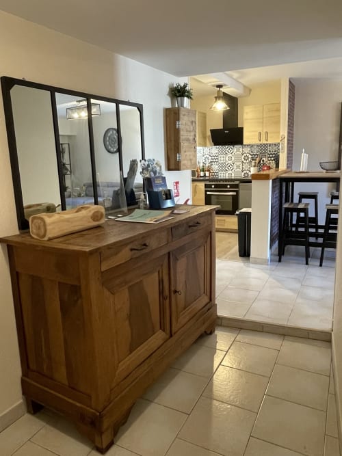 Moderne offene Küche und Wohnbereich im Le Cosy de Beauval Cottage der Gites des Trois Provinces mit Holzausstattung
