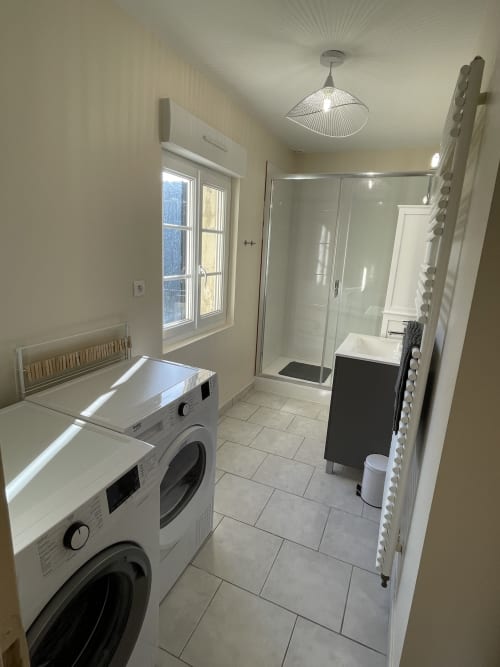 Modernes Waschzimmer mit Waschmaschine und Trockner im Ferienhaus Le Cosy de Beauval in Noyers sur Cher, mit Duschkabine