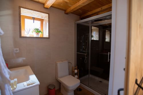 Casa das Tias, alojamento local, Porto quartos conforto, férias, fim-de-semana, norte, Portugal, praia, piscina, churrasqueira, festas, verão. bonita aconchegante e económica amiga ambiente. Cozinha maquina lavar roupa louça, frigorífico forno micro-ondas.