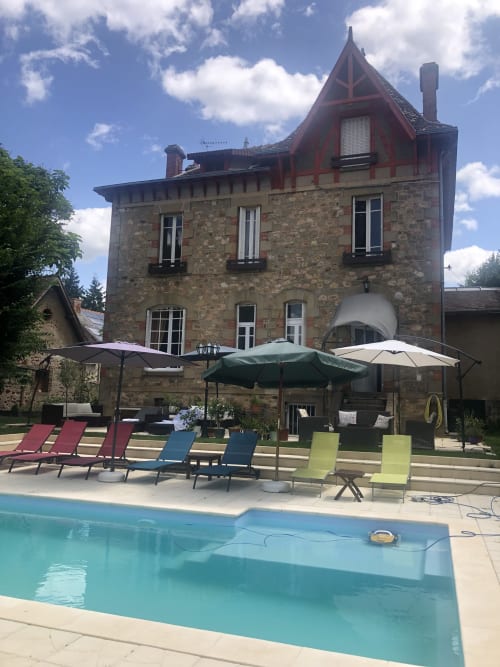 Maison de la Comtesse | Cosne d'Allier | Pool | Family Functions | Clean | Cozy | Sleeps 12 | BBQ | B&B 