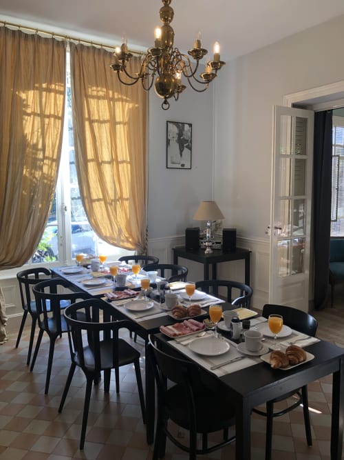 Maison de la Comtesse | Cosne d'Allier | Pool | Family Functions | Clean | Cozy | Sleeps 12 | BBQ | B&B 
