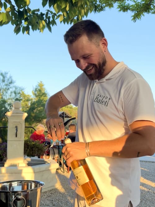 Man schenkt rosé in bij B&B Provence Km28 in Gordes, buitenevenement met gasten