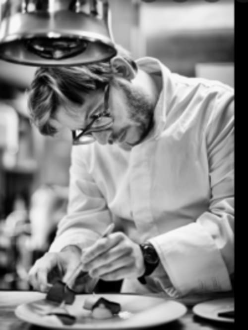 Chef bereidt een gastronomisch gerecht voor in het bed and breakfast Provence Km28 in Gordes, Frankrijk