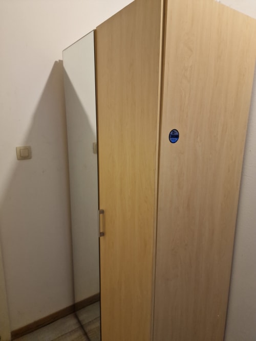 Armoire en bois avec poignée circulaire bleue, appartement Résidence Mantekila, Marcinelle