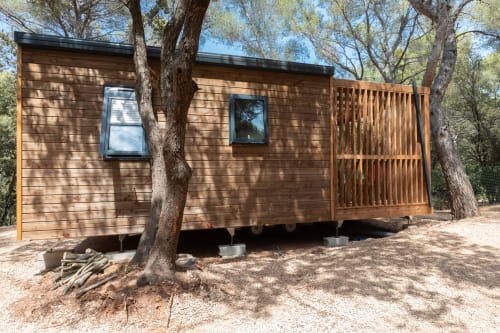 Chalet moderne en bois au Camping La Lézardière avec terrasse, ombragé par les arbres, hébergement avec vue jardin à La Valette du Var