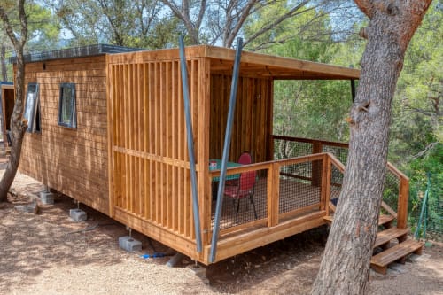 Cabane de glamping en bois avec terrasse au Camping La Lézardière, La Valette du Var, vue sur le jardin et porche couvert