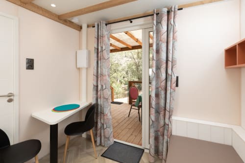 Studio moderne avec bureau, vue sur le jardin et accès à la terrasse au Camping La Lézardière, La Valette du Var