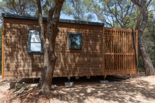 Cabane de glamping en bois avec terrasse et vue sur le jardin au Camping La Lézardière à La Valette du Var
