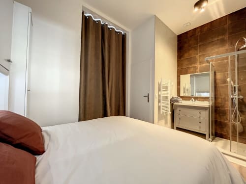 Appartement La Verrière au Laurencin, appart’hôtel à Sens centre-ville. Cuisine équipée, wifi, linge, arrivée autonome, salle d'eau ouverte. Réservez en direct.