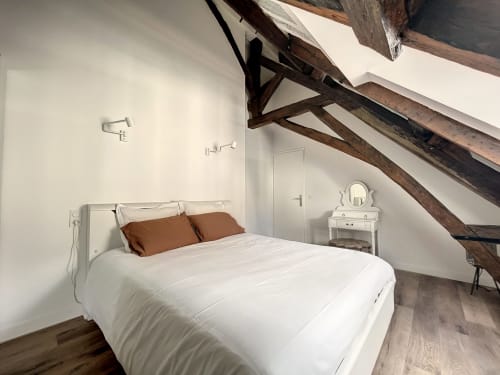 Appartement Le Comble au Laurencin, appart’hôtel à Sens centre-ville. Cuisine équipée, wifi, linge, arrivée autonome, coiffeuse. Réservez en direct.