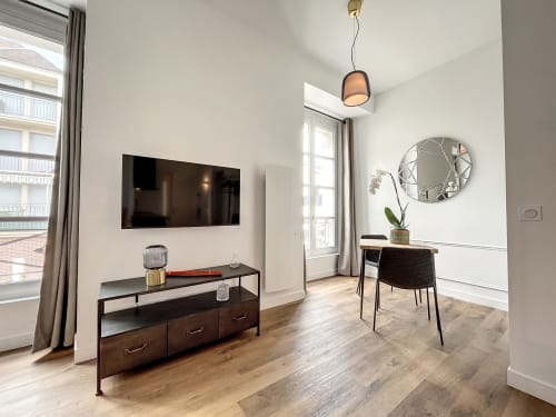 Appartement Le Seventies au Laurencin, appart’hôtel à Sens centre-ville. Cuisine équipée, wifi, linge, arrivée autonome, coin repas. Réservez en direct.