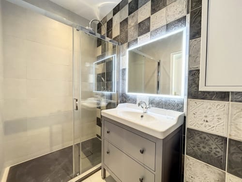 Appartement Le Seventies au Laurencin, appart’hôtel à Sens centre-ville. Cuisine équipée, wifi, linge, arrivée autonome, salle d'eau. Réservez en direct.