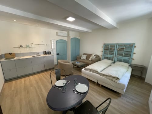 Dans la chambre/studio Provence vous avez le choix entre deux lits simples ou un grand lit double plus le canapé-lit.