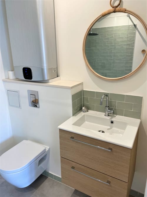 Une salle de bain simple, propre et reposante