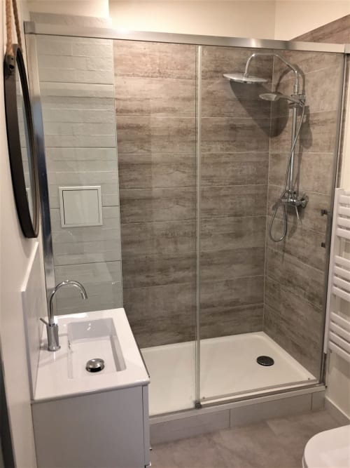 En voilà une belle douche confortable!