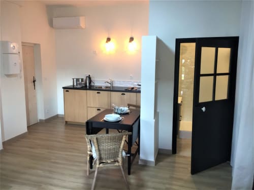 La kitchenette est équipée d'un four et micro-onde, une plaque à induction, une bouilloire, un grille-pain, une machine à café Nespresso, 4 capsules ainsi que du thé de l'infusion et du sucre. Ainsi que des verres à eau, vin, champagne, tasses et couverts et linge de maison bien sûr!