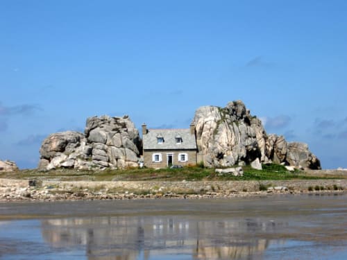 Das Haus zwischen den Felsen Plougrescant Ferienunterkunft mit privatem, überdachtem und beheiztem Pool, Ferienvermietung, Côtes d'Armor Bretagne, Perros Guirec, Tréguier, Trégastel, Paimpol.
