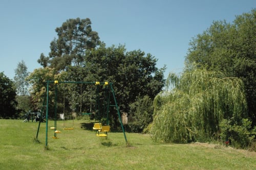 Portique enfants Vue sur le jardin  - Gîte avec piscine privée, couverte et chauffée, location de vacances, côtes d'armor bretagne Perros Guirec Tréguier Trégastel Paimpol