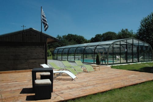La terrasse et la piscine  - Gîte avec piscine privée, couverte et chauffée, location de vacances, côtes d'armor bretagne Perros Guirec Tréguier Trégastel Paimpol