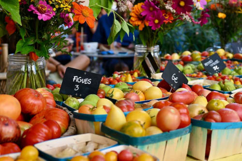 Les marchés du mardi et du vendredi matin sont superbes et connus dans toute la région!