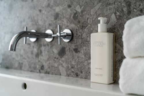Luxuriöses Waschbecken im Le Pavillon M mit verchromtem Wasserhahn, Lorenzo Villoresi Handseife und weißen Handtüchern in Grignan, Frankreich.