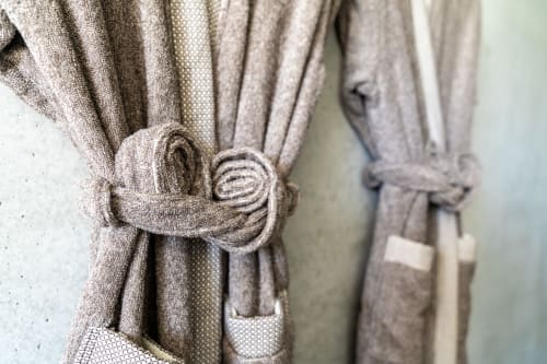 Eleganter beiger Vorhang mit dekorativem Seilraffhalter im Le Pavillon M Boutique-Guesthouse in Grignan