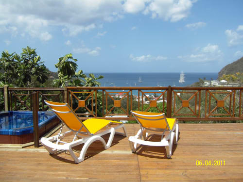 Terrasse avec transats orange avec vue sur la mer à la villa Les Hauts De Deshaies, Guadeloupe