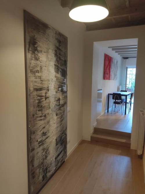 Moderner Flur mit abstrakter Kunst, führt zum Essbereich in Bergamo-Apartment