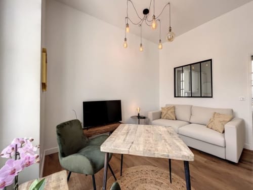 The "le campagne" apartment is located in the city center of sens, in a private mansion that can also be used as a gîte. The rooms/apartments are warm and modern. 