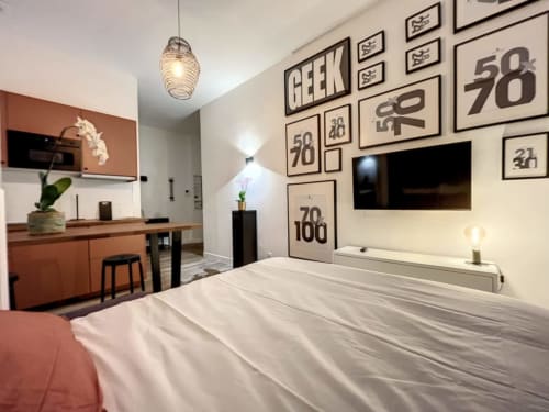 The apartment "the retro" is located in the city center of sens in a private mansion, which can also be used as a gîte. The rooms/apartments are warm and modern. The living room is bright and welcoming. 