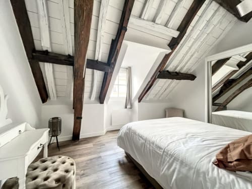The "l'authentique" apartment is located in the city center of Sens, in a private mansion that can also be used as a gîte. The rooms/apartments are warm and modern. The living room is bright and welcoming.