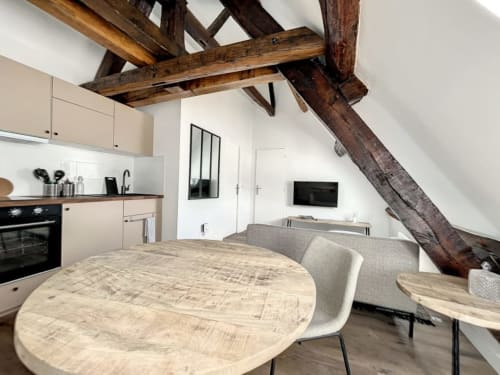 The "l'authentique" apartment is located in the city center of Sens, in a private mansion that can also be used as a gîte. The rooms/apartments are warm and modern. The living room is bright and welcoming.