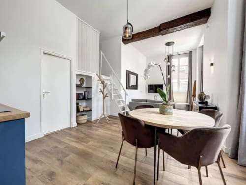 The "cocoon" apartment is located in the city center of sens, in a private mansion that can also be used as a gîte. The rooms/apartments are warm and modern. 