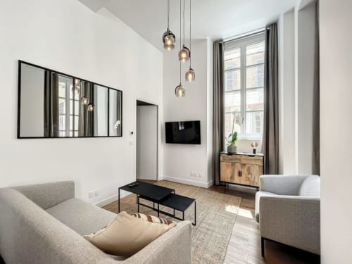 The "Le Cocon" apartment is located in the city center of Sens, in a private mansion that can also be used as a gîte. The rooms/apartments are warm and modern. The living room is bright and welcoming.