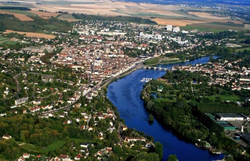 A proximité des bords de l'Yonne pour des balades à pieds ou à vélo.