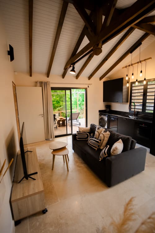 Séjour et cuisine équipé du Chalet Simini au Domaine Simini à Plessis Nogent Sainte-Rose Guadeloupe.