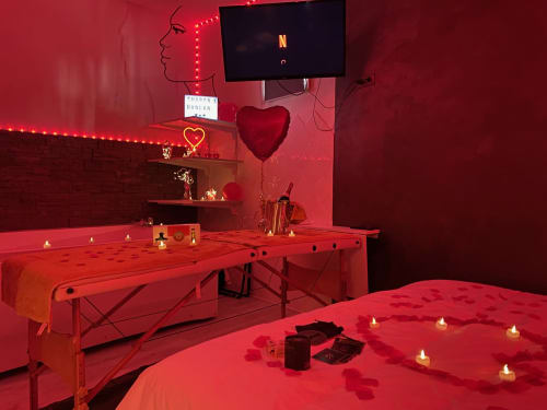 chambre toulon var avec jacuzzi et table de massage , lit king size