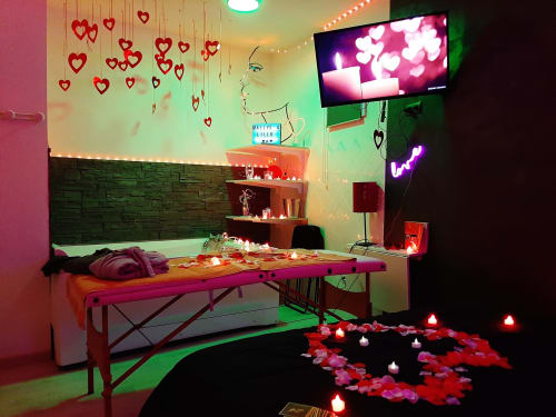 chambre toulon var avec jacuzzi et table de massage , lit king size, romantique , couple , anniversaire, mariage