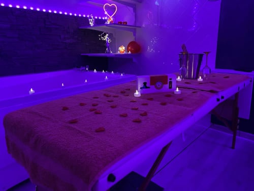 chambre toulon var avec jacuzzi et table de massage , lit king size, romantique , couple , anniversaire, mariage