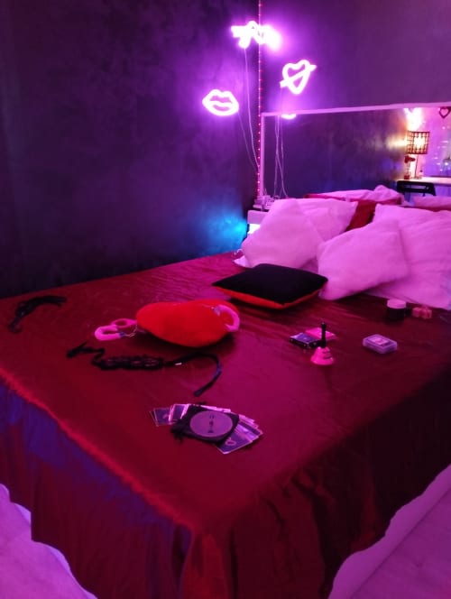 chambre toulon var avec jacuzzi et table de massage , lit king size, romantique , couple , anniversaire, mariage