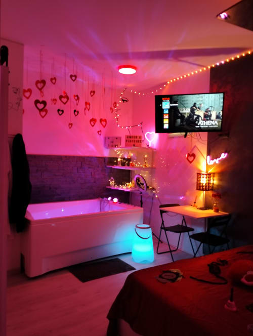 chambre toulon var avec jacuzzi et table de massage , lit king size, romantique , couple , anniversaire, mariage