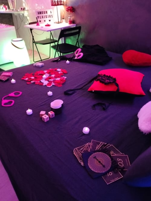 chambre toulon var avec jacuzzi et table de massage , lit king size, romantique , couple , anniversaire, mariage