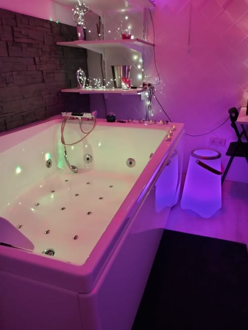 chambre toulon var avec jacuzzi et table de massage , lit king size, romantique , couple , anniversaire, mariage